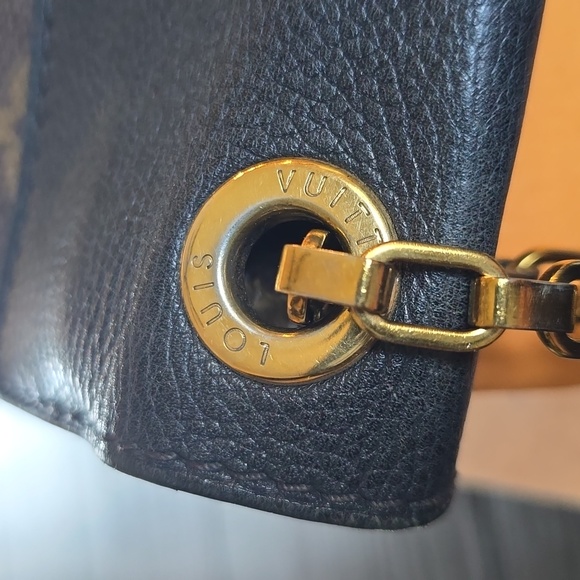 Louis Vuitton, Pallas Shoulder/Crossbody Chain Monogram Canvas Bag with Calfskin - Picture 10 of 16